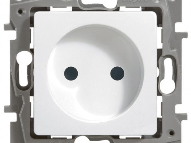 Розетка Legrand 672220 внутренняя однорозеточная с 2 контактами, 