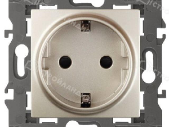 Розетка одинарная встраиваемая ЭРА Elegance с заземлением шампань, 