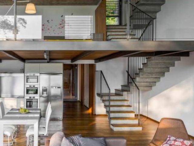 Антресольный этаж с консольной лестницей в Москве, Москва