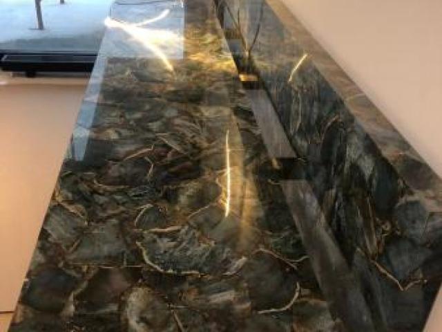 Скамейка из камня, Москва