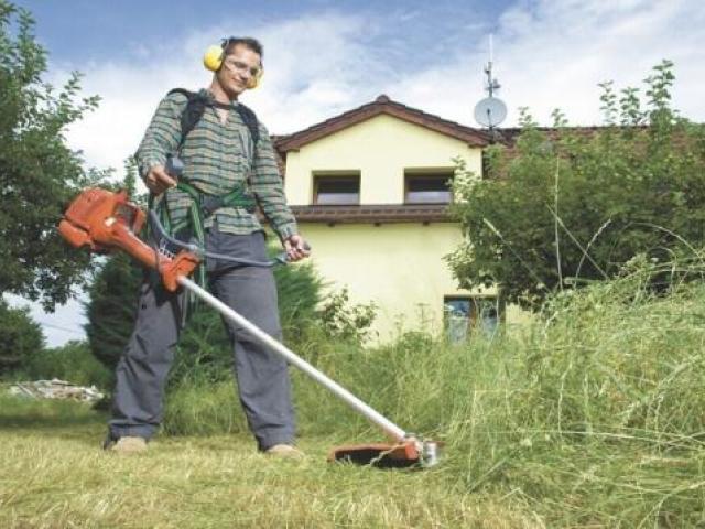 Покос травы триммером, Екатеринбург
