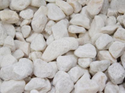 Мраморный галтованный щебень 20-40 мм 25 кг для строительства и ландшафта